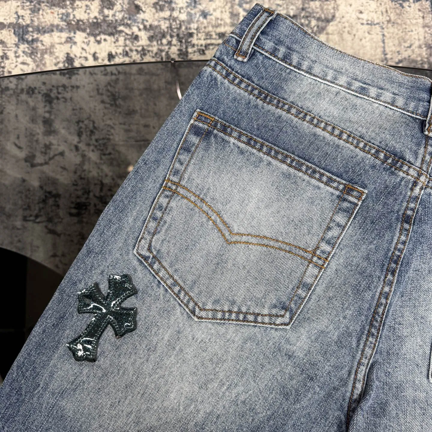 P280 Chromehearts washed blue ripped starry sky leather jeans adopt starry sky theme leather elements, mostly presented in the shape of a cross, with glitter on the leather surface. Unique design, simple and elegant details, exquisite workmanship, the entire trousers are neatly routed, and the details are in place! Ceiling-level jeans, a pair that is hard to find at the counter. About Zangyin, this is an extremely luxurious fashion brand that can also be called the aristocrat of the high street. It has always been an exclusive brand for some hipsters or the rich second generation. It is more luxurious and noble than ordinary high streets. It is more fashionable and individual than luxury brands. Top heavy industry fashion design has always been created in high street luxury style. Speaking of this style, Zangyin family and GU family are definitely the leading representative brands, especially the Zangyin family's creation of high street style. It has really achieved a state-of-the-art effect. The color system of this model is made of unique washed materials. It is already quite eye-catching. It is decorated with pink patchwork cross flowers, which cleverly highlights the charm of the brand. Secondly, this model adopts a classic high-waist cutting design, which highlights the long legs and fashionable temperament of the upper body. The brand is highly recognizable and the slim-fitting configuration is more suitable for daily wear. Personality, fashion, and specification interpretation are all at a glance. Needless to say, materials and craftsmanship. As an excellent craftsman brand, Zangyin’s requirements for details and craftsmanship are really perfect. The washed color of this model has gone through a lot of processes, not to mention the embellishment of the denim appliqués. It is also purely hand-made and sewn. Just like what they believe in, only hand-made things have soul and have the meaning of wearing. A top-notch heavy-duty fashionable denim item. Recommended by both hands. Size: 28/30/32/34/36 Waist: 73/78/83/88/93 Knee: 52/53.5/55/56.5/58 Pants length: 100/102/104/106/108